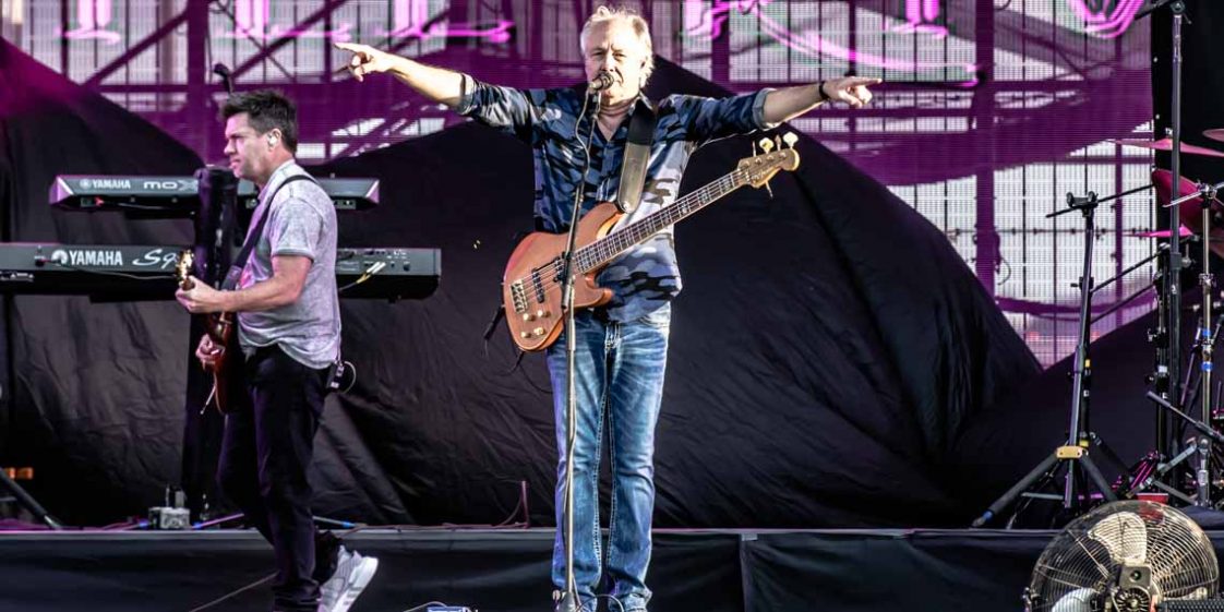 Rod Stewart Hits Treasure Island With a Return of the Roses