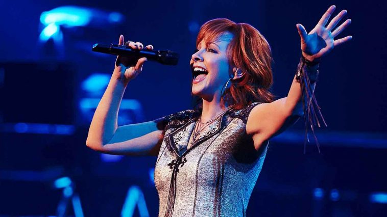 Reba Mcentire singing on stage 2019