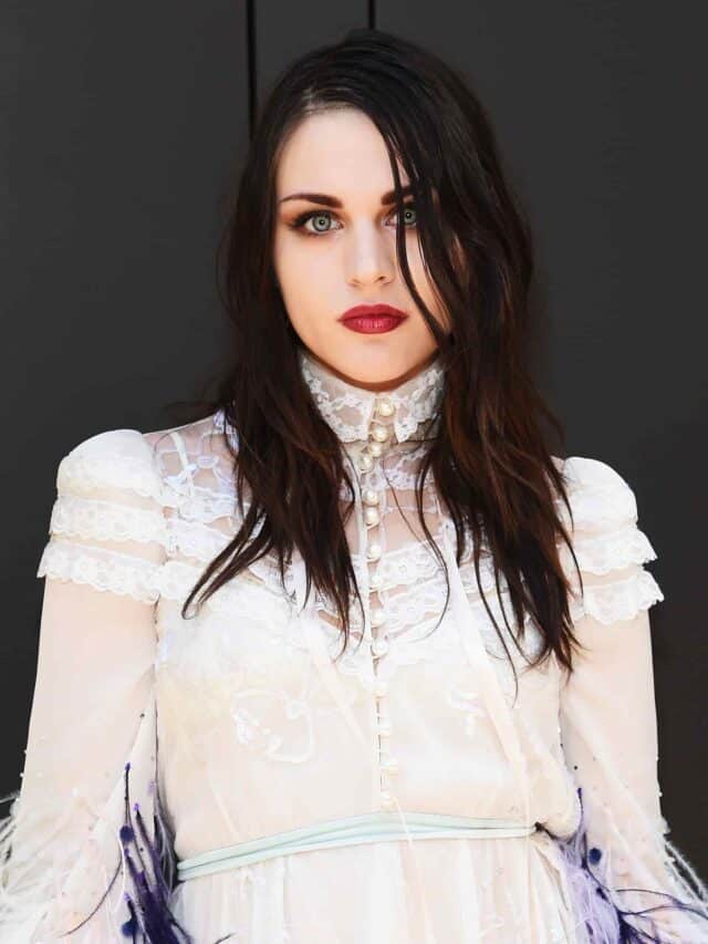 cropped-frances-bean-cobain-1-min.jpg