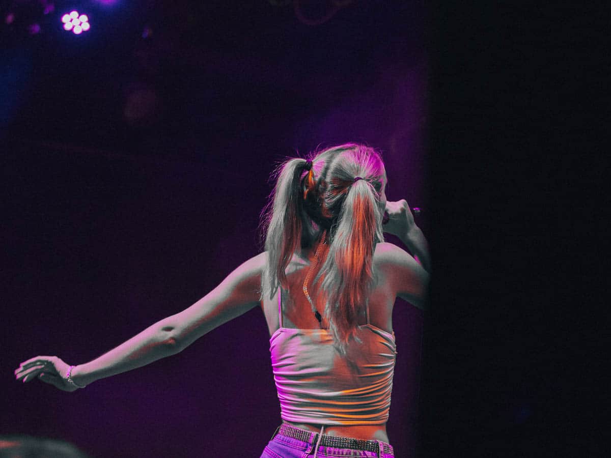 Maude sings on stage