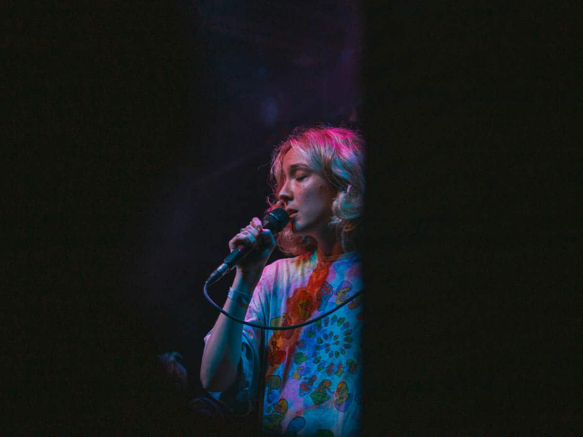 Raffaella sings on stage