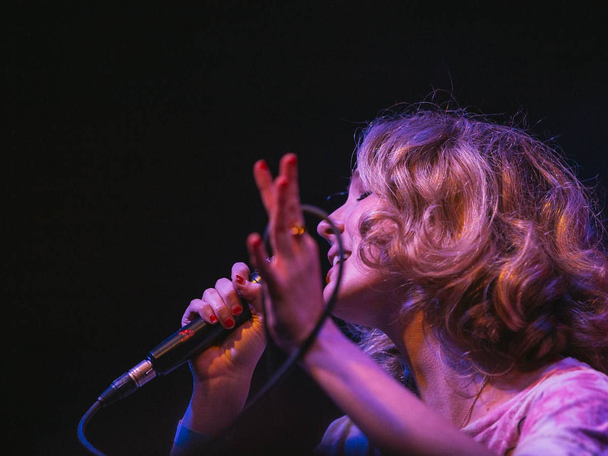 Raffaella sings on stage