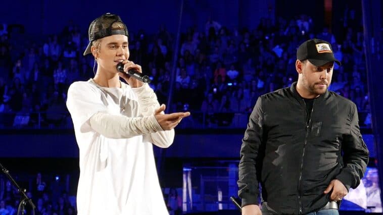 justin bieber performing
