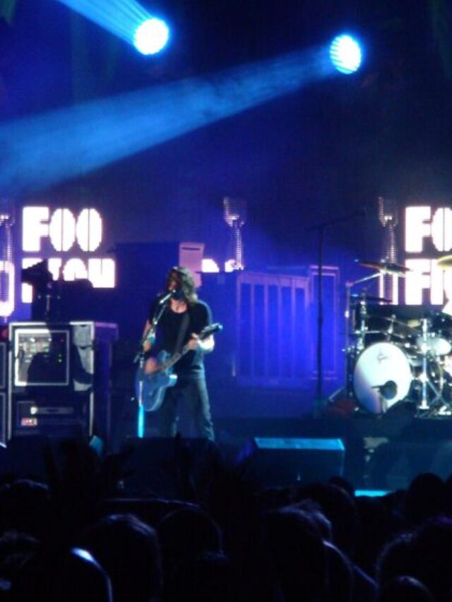 cropped-Foo_Fighters_2007-e1649162835310.jpg