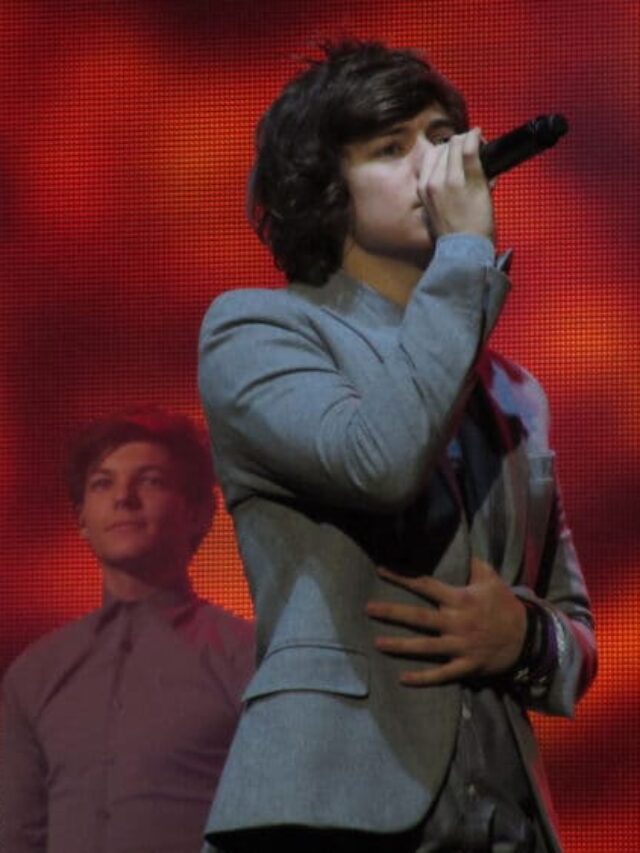 cropped-Harry_Styles_and_Louis_Tomlinson2012_Glasgow-e1648818109645.jpg