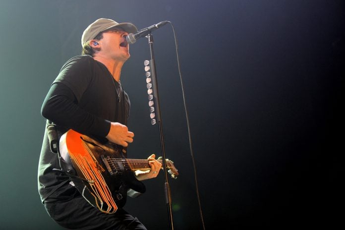 worst singer tom delonge on stage singing and playing guitar