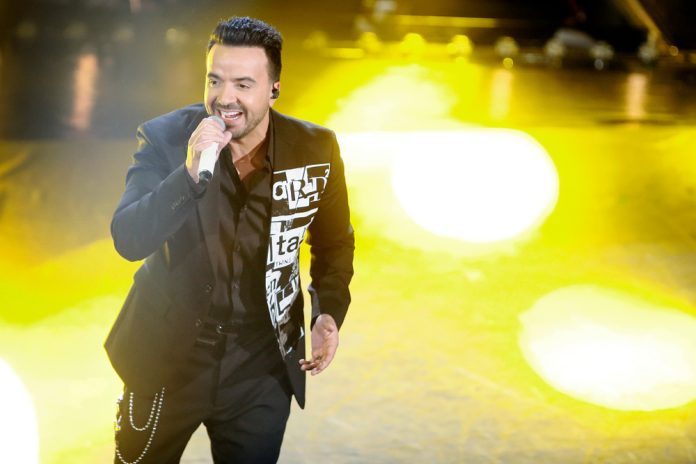 luis fonsi's net worth luis fonsi on stage singing