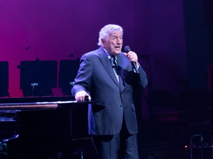 how did tony bennett die tony bennett singing on stage in a suit in his later years