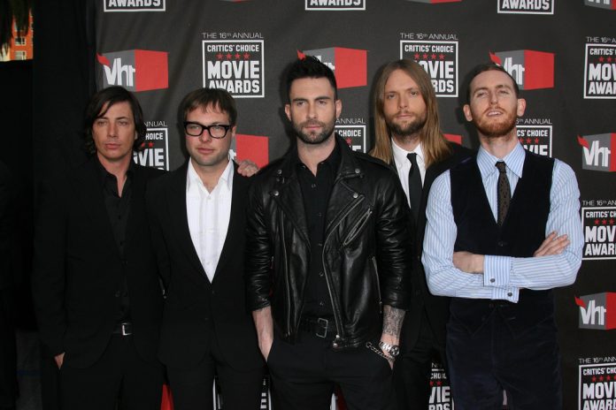 maroon 5 band posing on the red carpet for a photo in 2011