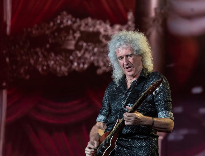 greatest guitar players of all time brian may playing the guitar