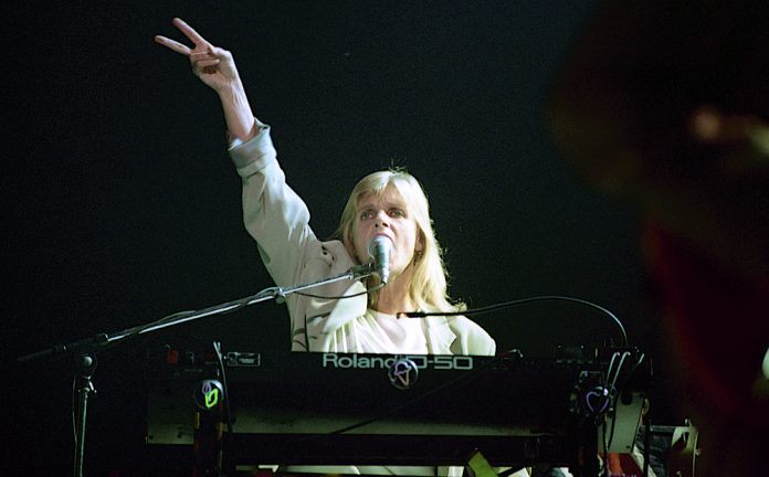 linda mccartney playing the piano on stage how did linda mccartney die