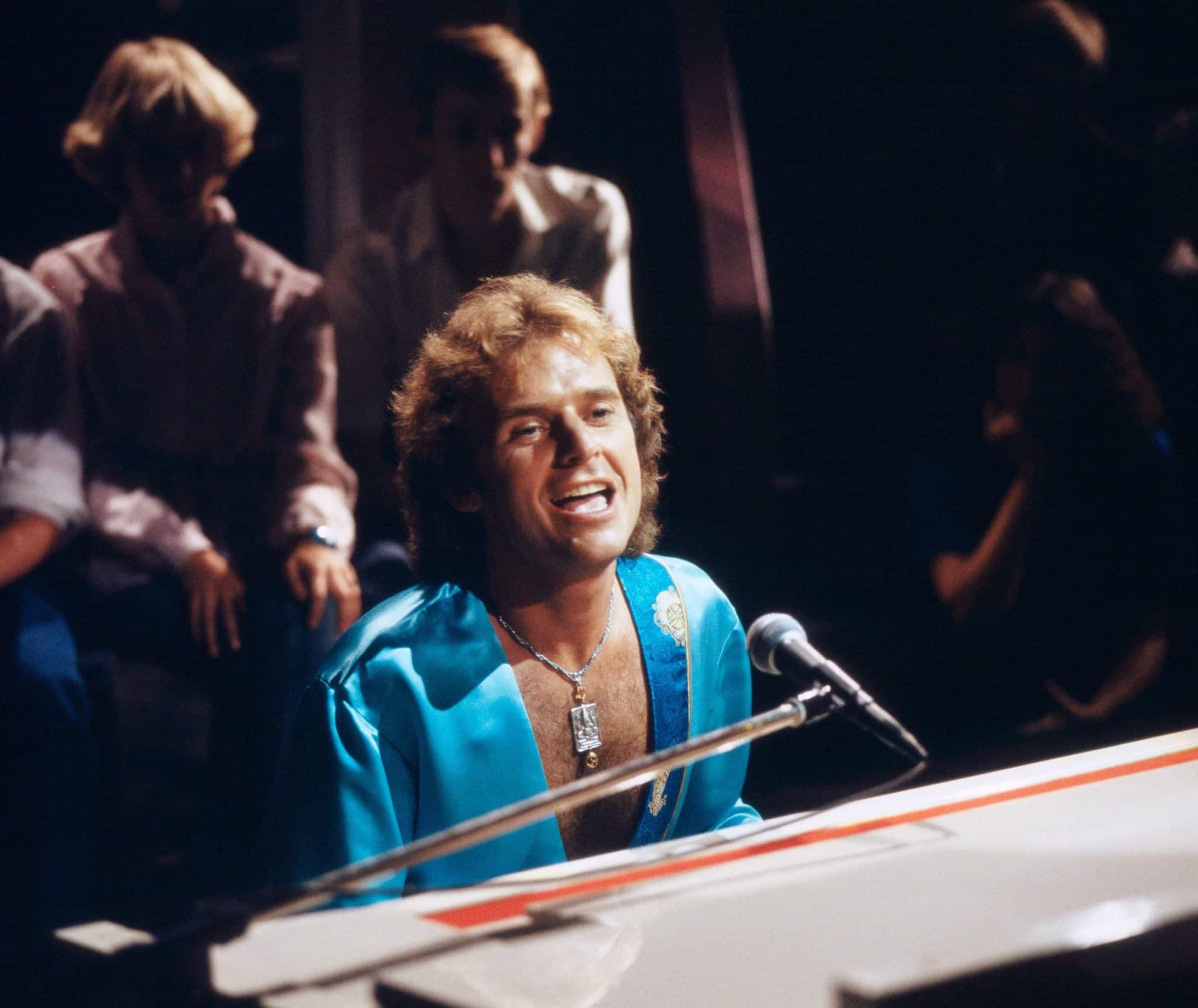 how did gary wright die gary wright on stage singing and playing piano while wearing blue