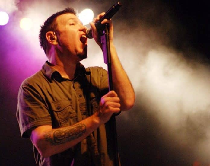 how did steve harwell die image of stever harwell singing on stage