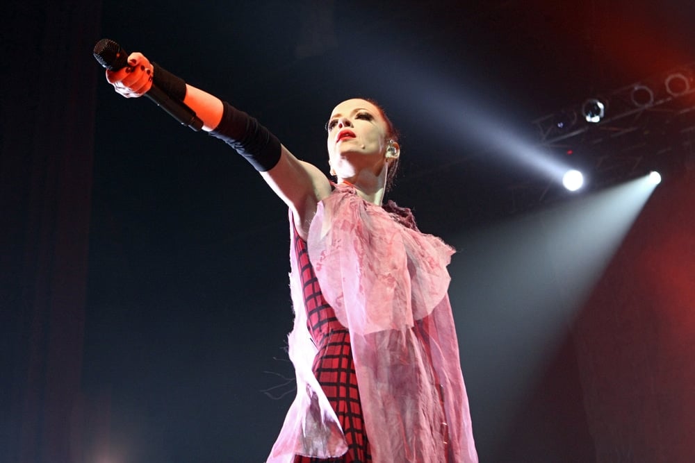 famous singers who had vocal surgery shirley manson on stage singing holding the microphone to the audience
