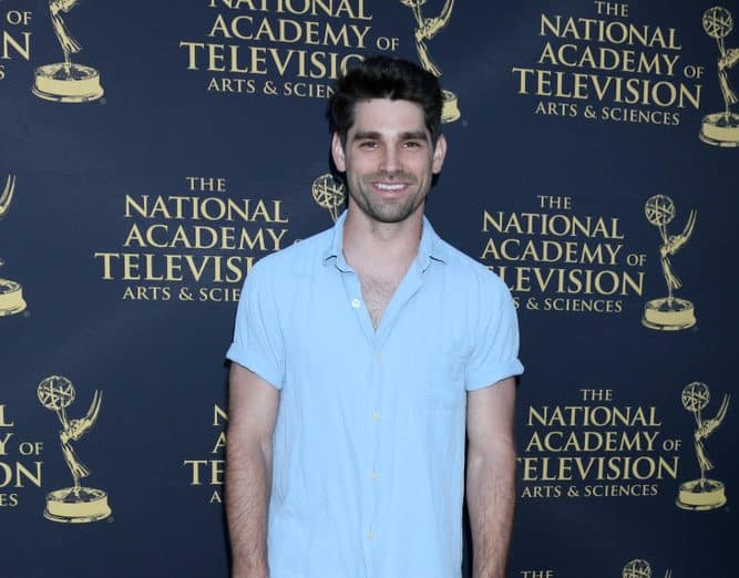 musicians who dated underage girls justin gaston in a light blue t shirt on the red carpet