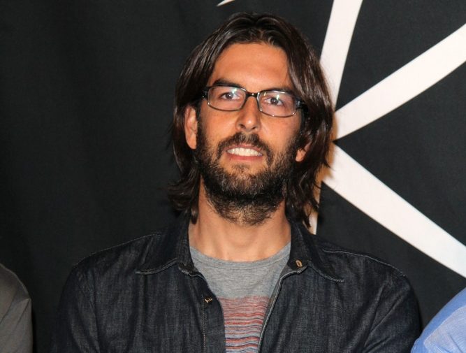 tall musicians rob bourdon posing for photos with other linkin park band members