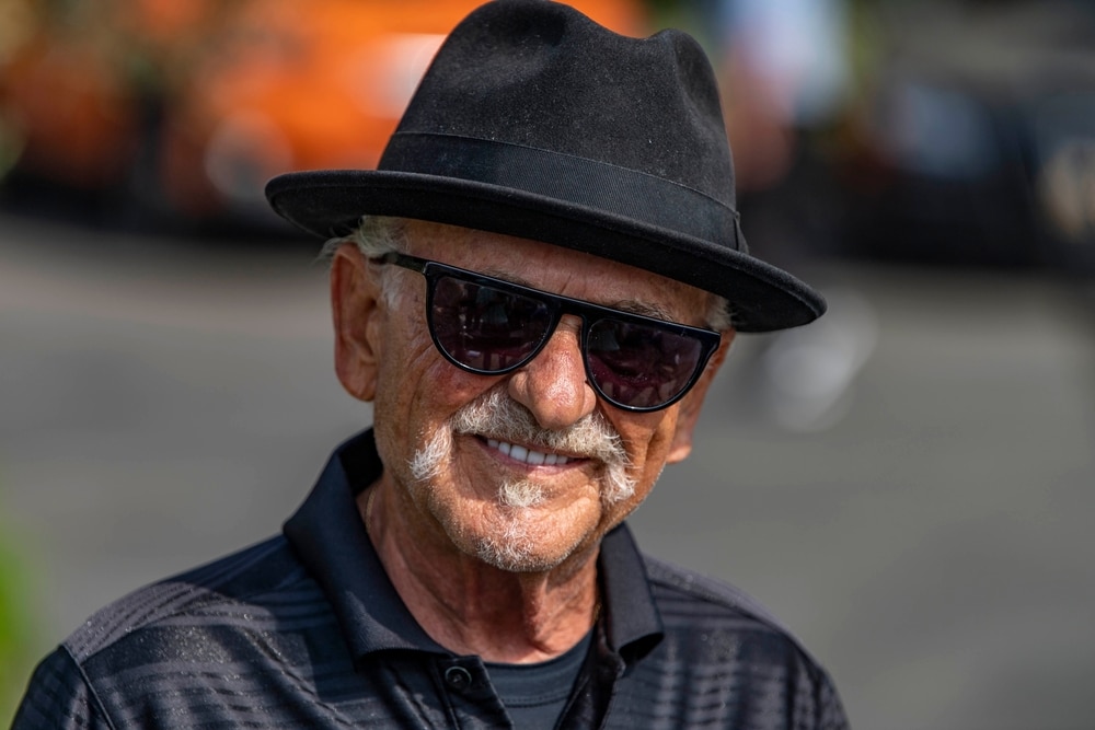 joe pesci in a hat arriving at an event