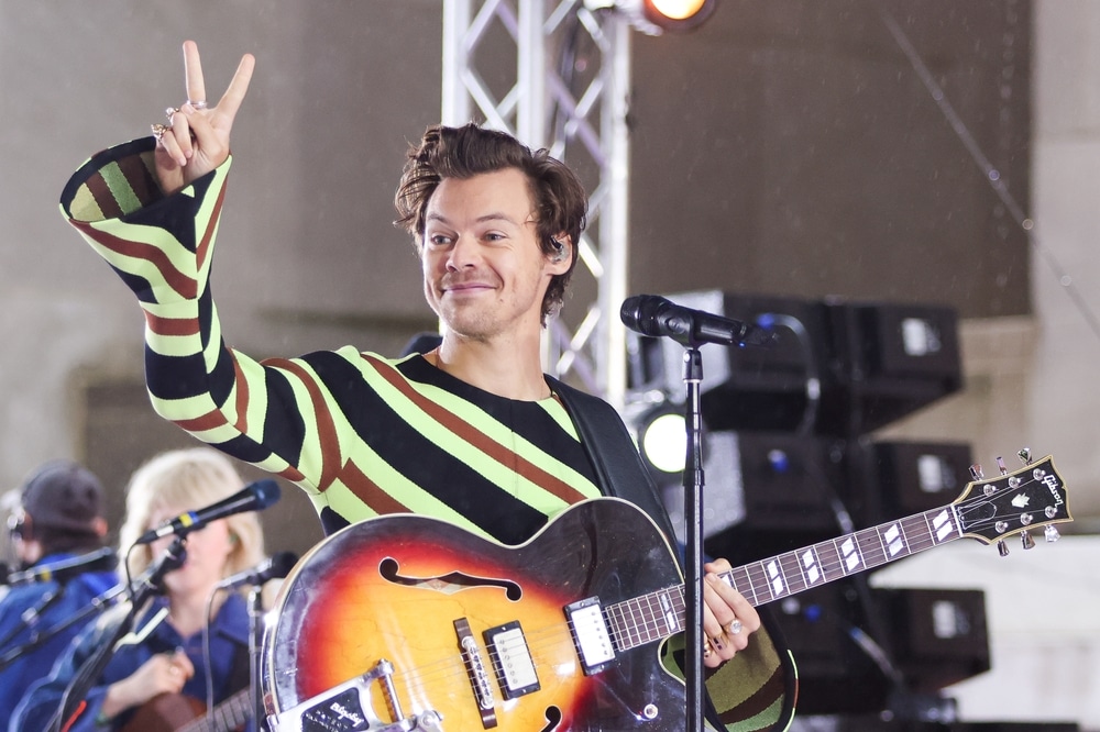 olivia wilde and harry styles harry styles on stage playing guitar