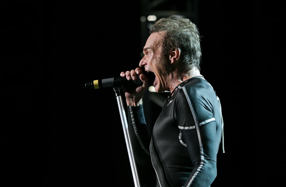 david lee roth's net worth david lee roth singing into a microphone