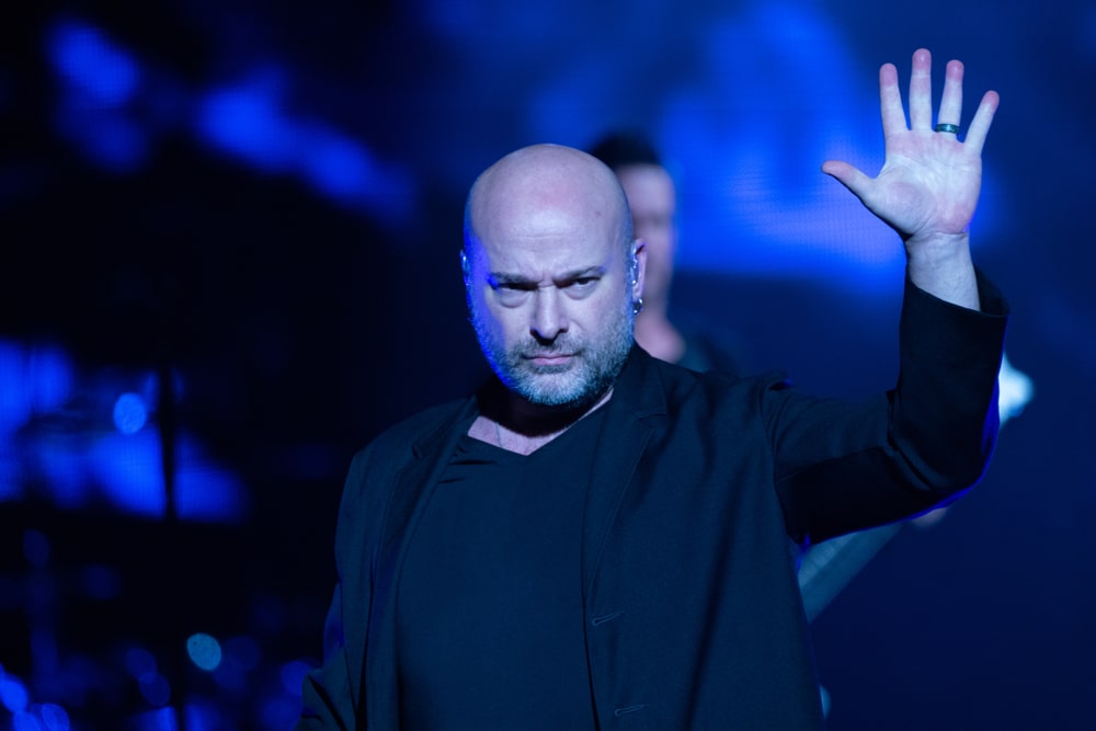 david draiman david draiman coming on stage in 2019 waving at fans