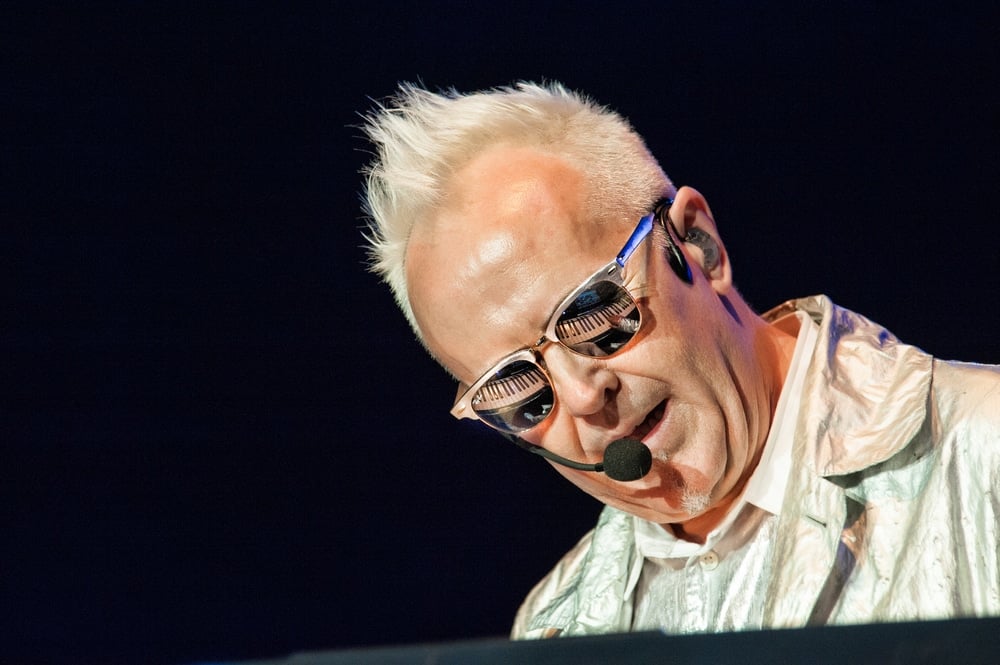 howard jones howard jones singing on stage