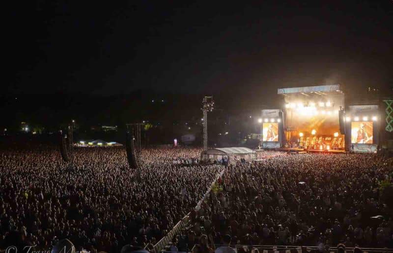 Shot of the crowd at MN Yacht Club Photo by Travis Meier